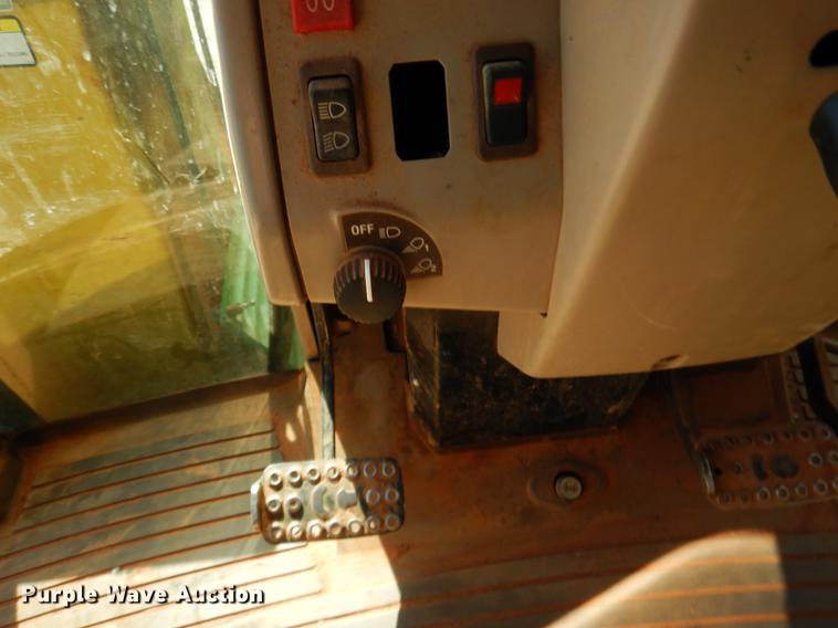 image for item DE3961 2007 John Deere 6615 tractor