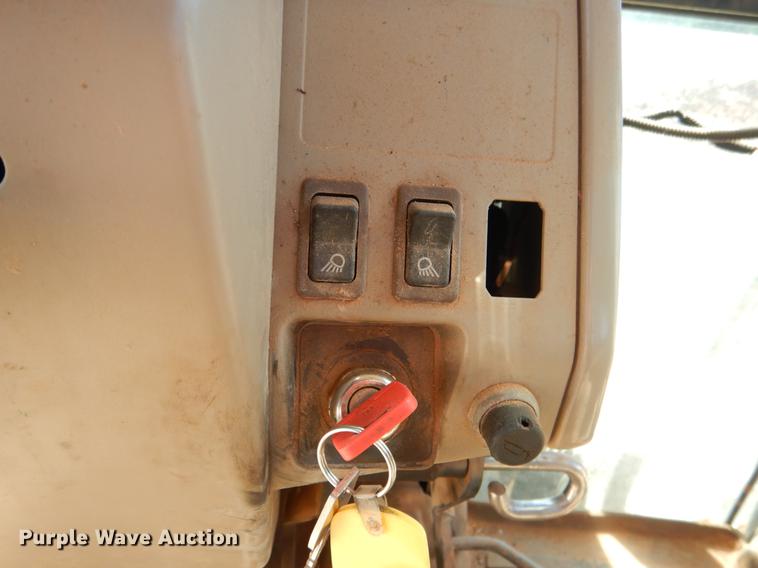 image for item DE3961 2007 John Deere 6615 tractor