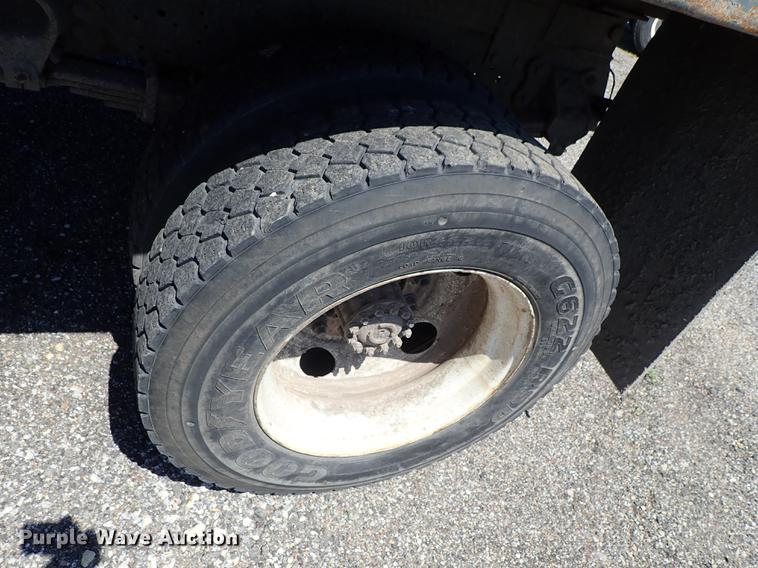 image for item DE5334 2002 Ford F650 dump truck