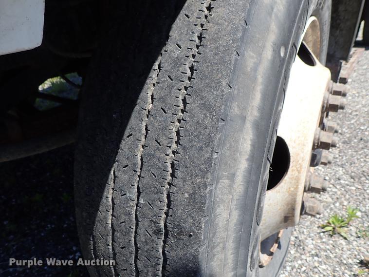 image for item DE5334 2002 Ford F650 dump truck