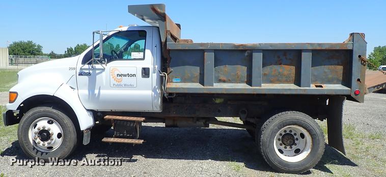 image for item DE5335 2003 Ford F650 dump truck