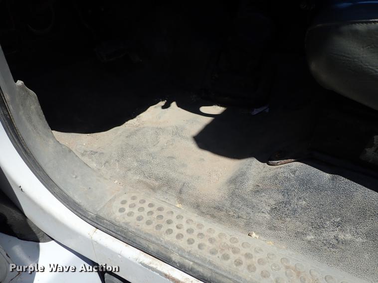 image for item DE5335 2003 Ford F650 dump truck