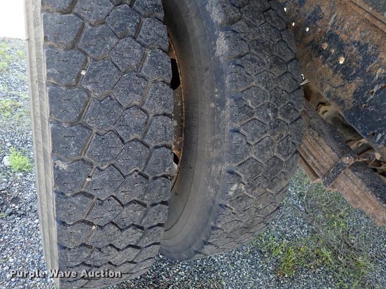 image for item DE5335 2003 Ford F650 dump truck