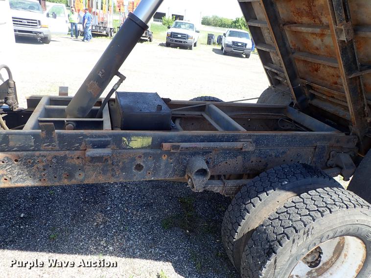 image for item DE5335 2003 Ford F650 dump truck
