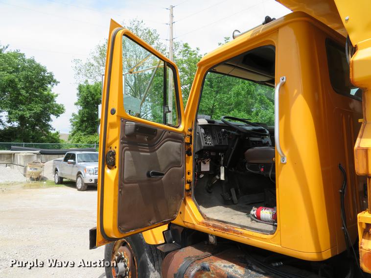 image for item DE8100 2002 International 2554 dump truck