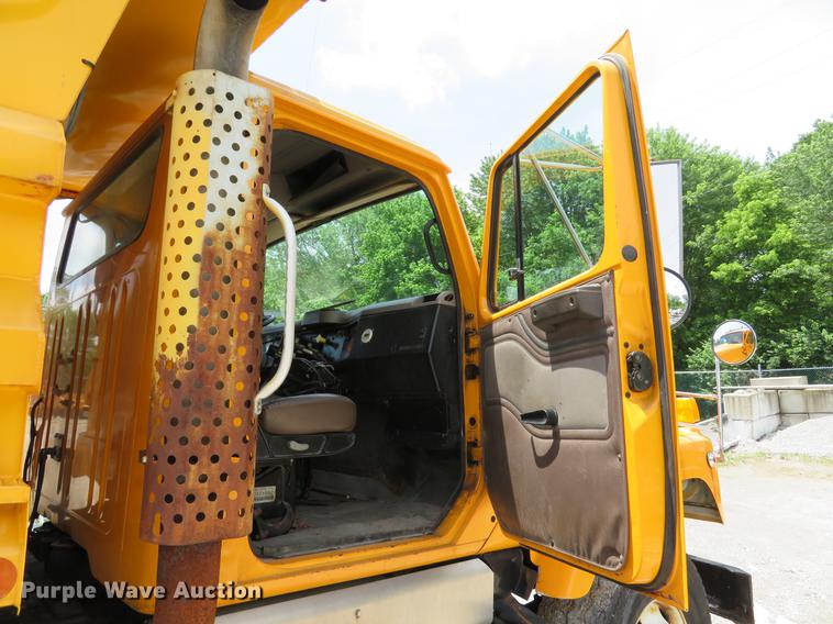 image for item DE8100 2002 International 2554 dump truck
