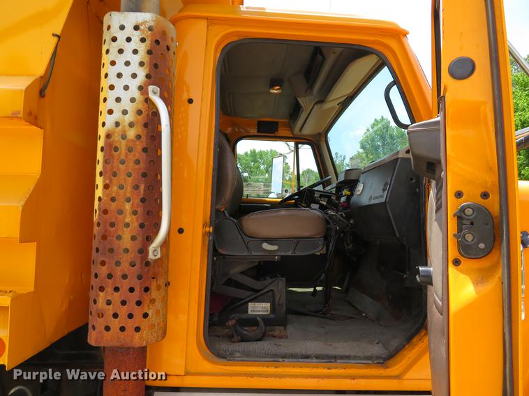 image for item DE8100 2002 International 2554 dump truck