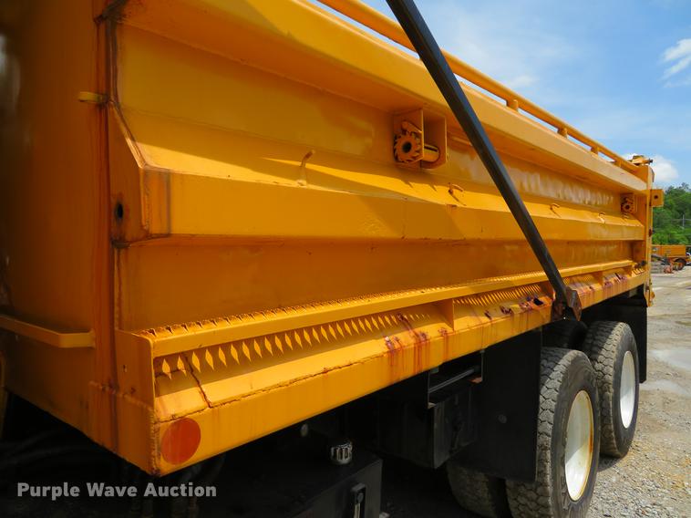image for item DE8100 2002 International 2554 dump truck