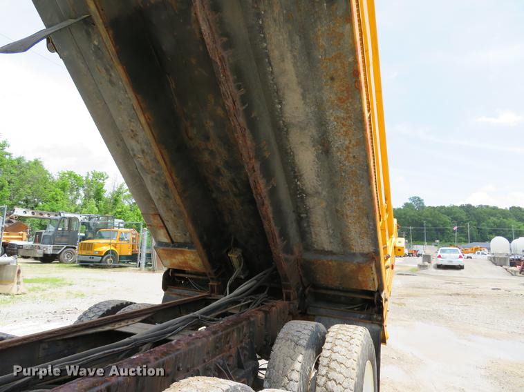 image for item DE8100 2002 International 2554 dump truck