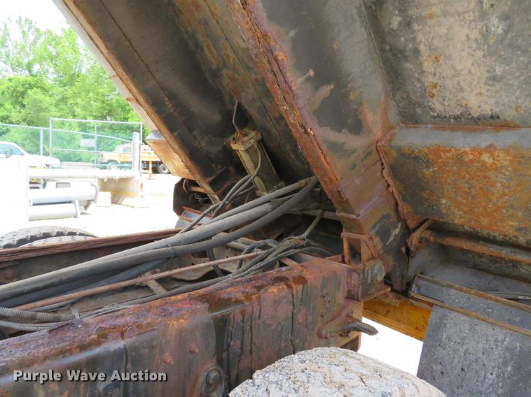 image for item DE8100 2002 International 2554 dump truck
