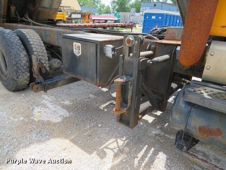 image for item DE8100 2002 International 2554 dump truck