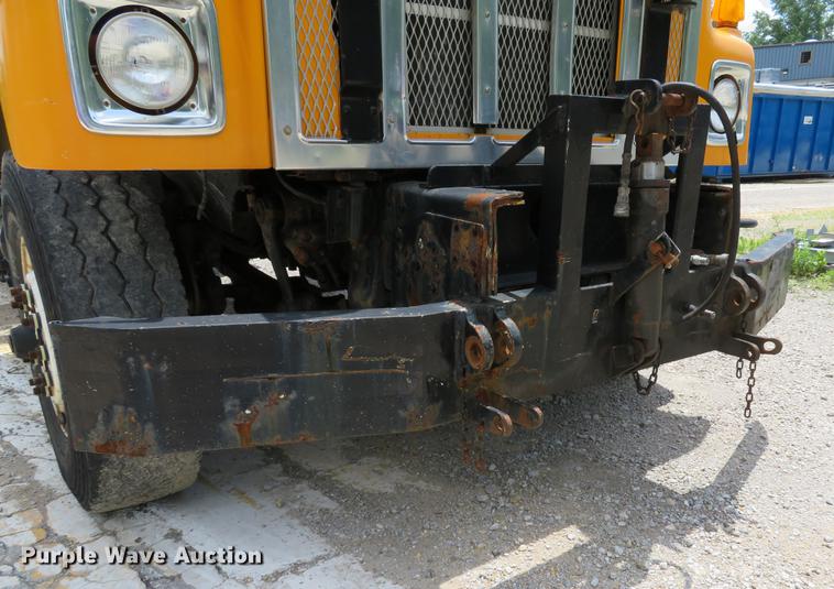 image for item DE8100 2002 International 2554 dump truck