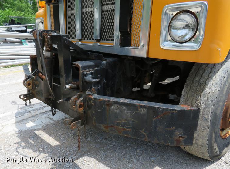 image for item DE8100 2002 International 2554 dump truck