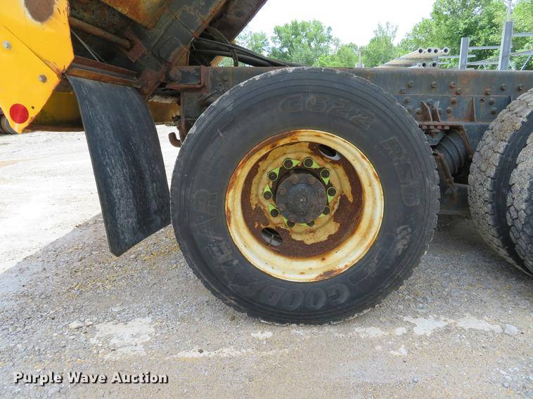 image for item DE8100 2002 International 2554 dump truck