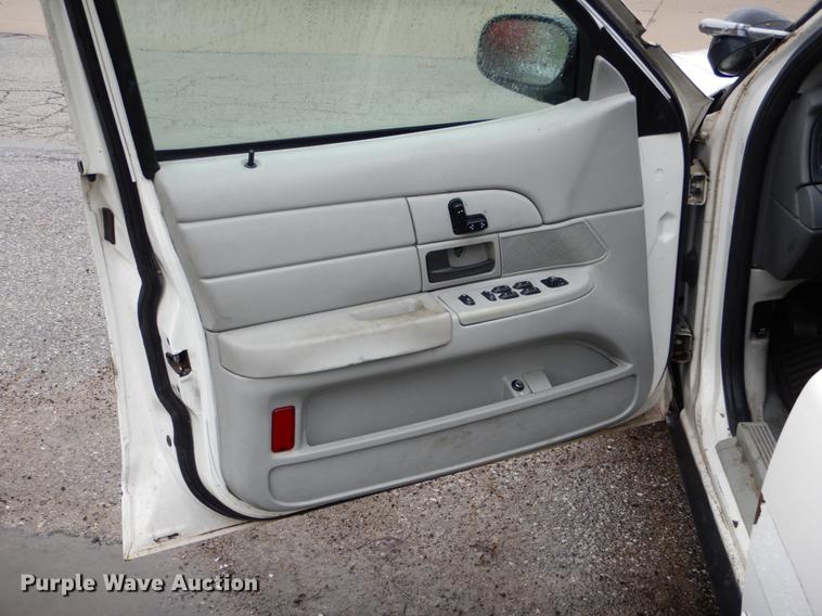 image for item DE8313 2003 Ford Crown Victoria Police Interceptor