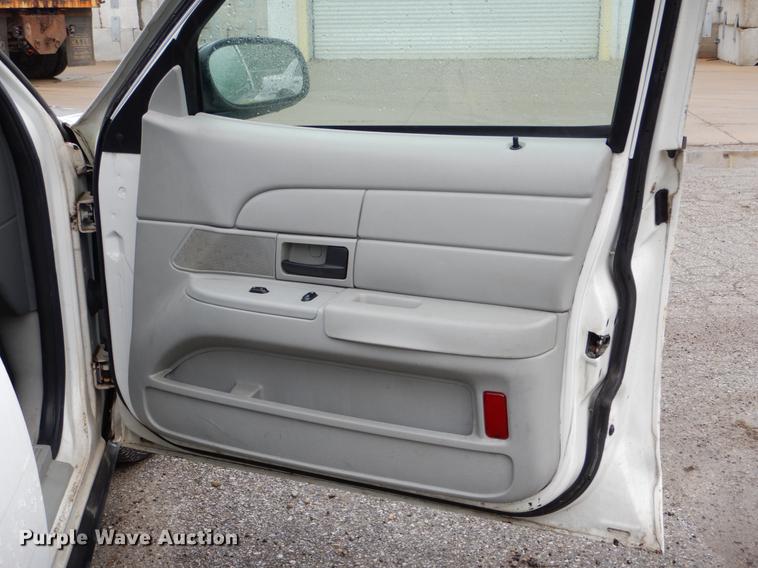 image for item DE8313 2003 Ford Crown Victoria Police Interceptor