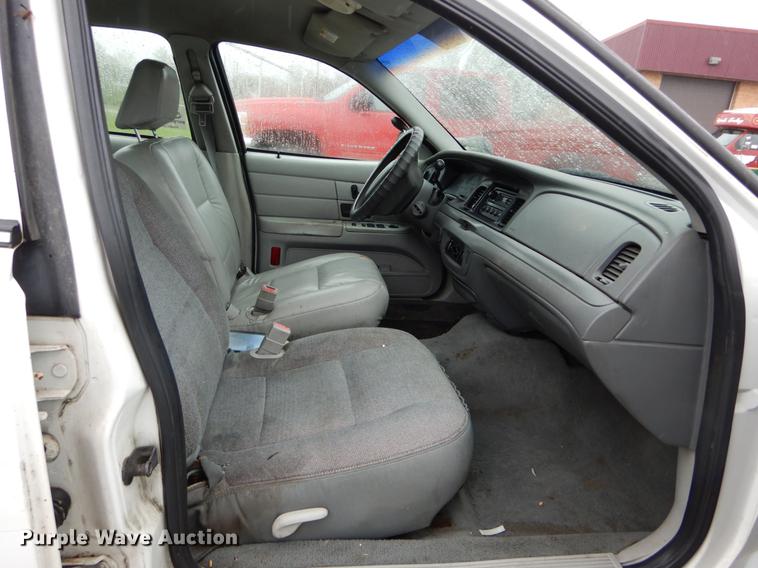 image for item DE8313 2003 Ford Crown Victoria Police Interceptor