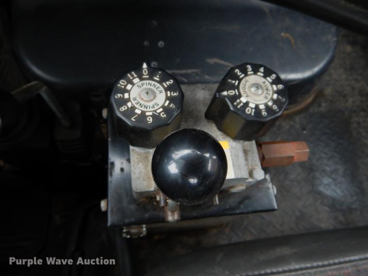 image for item DE8315 2009 GMC C5500 dump truck