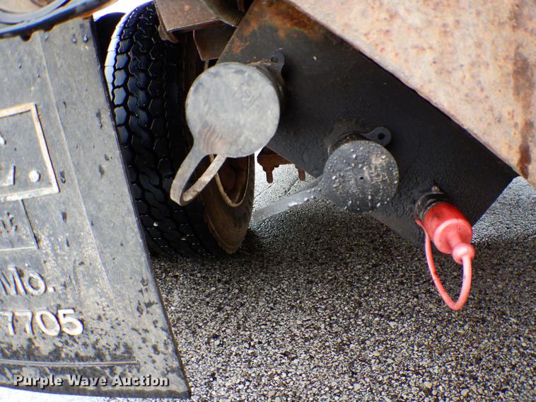 image for item DE8315 2009 GMC C5500 dump truck