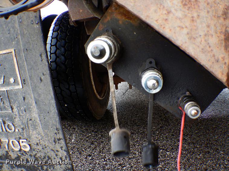 image for item DE8315 2009 GMC C5500 dump truck