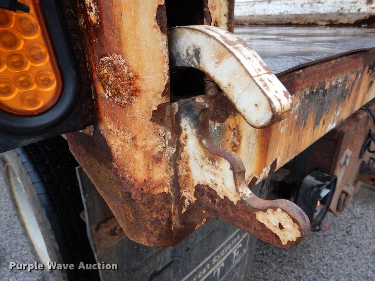 image for item DE8315 2009 GMC C5500 dump truck