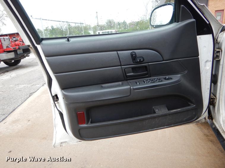 image for item DE8316 2004 Ford Crown Victoria Police Interceptor