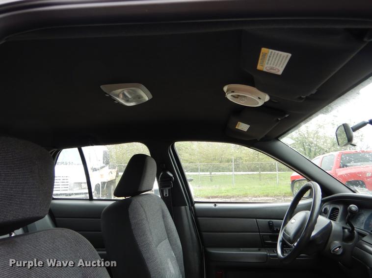 image for item DE8316 2004 Ford Crown Victoria Police Interceptor