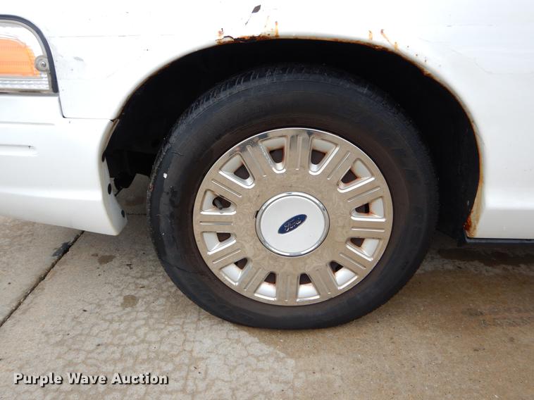 image for item DE8316 2004 Ford Crown Victoria Police Interceptor