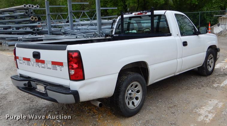 image for item DE8372 2005 Chevrolet Silverado 1500 pickup truck