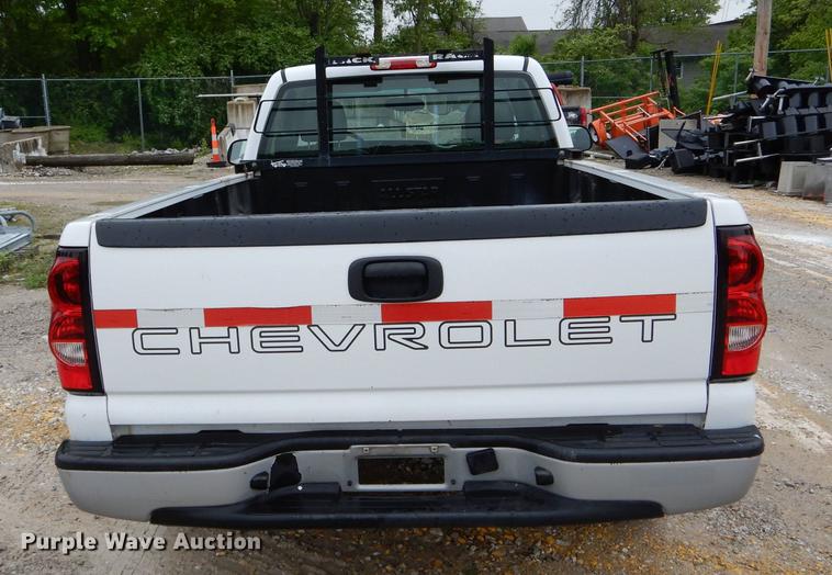 image for item DE8372 2005 Chevrolet Silverado 1500 pickup truck