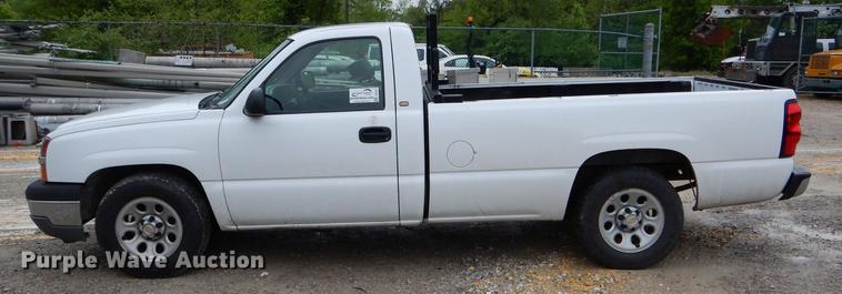 image for item DE8372 2005 Chevrolet Silverado 1500 pickup truck