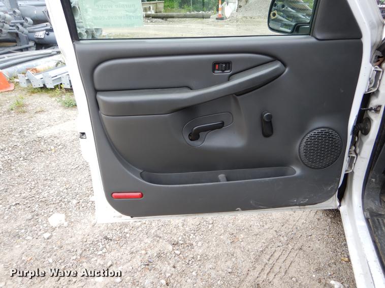 image for item DE8372 2005 Chevrolet Silverado 1500 pickup truck