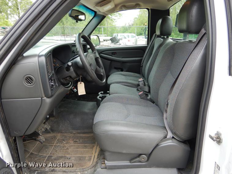 image for item DE8372 2005 Chevrolet Silverado 1500 pickup truck