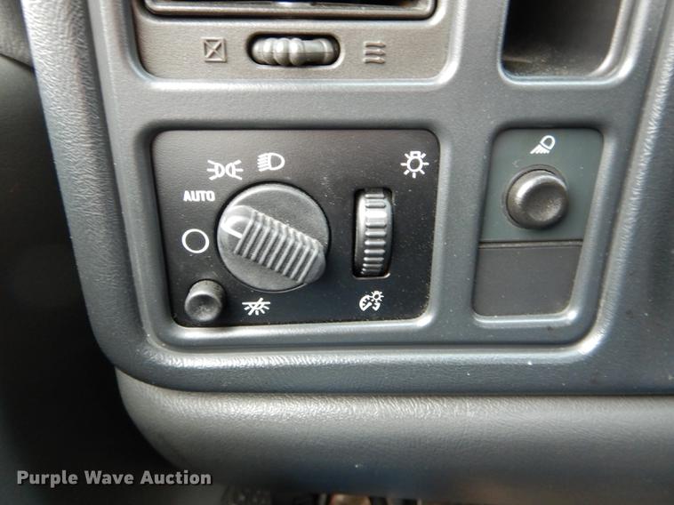 image for item DE8372 2005 Chevrolet Silverado 1500 pickup truck