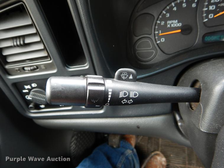 image for item DE8372 2005 Chevrolet Silverado 1500 pickup truck