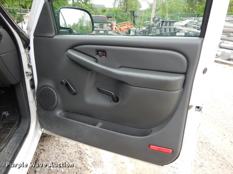 image for item DE8372 2005 Chevrolet Silverado 1500 pickup truck