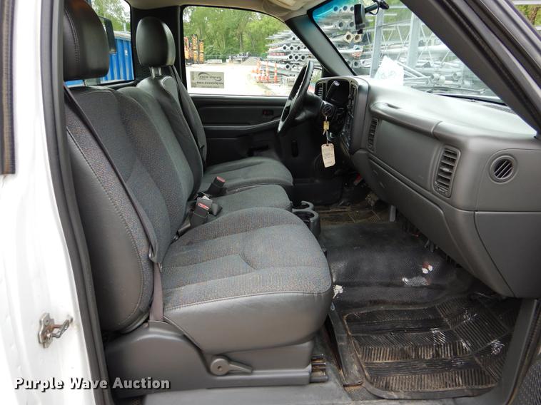 image for item DE8372 2005 Chevrolet Silverado 1500 pickup truck