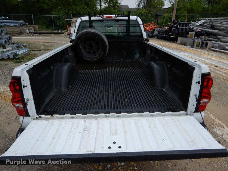image for item DE8372 2005 Chevrolet Silverado 1500 pickup truck