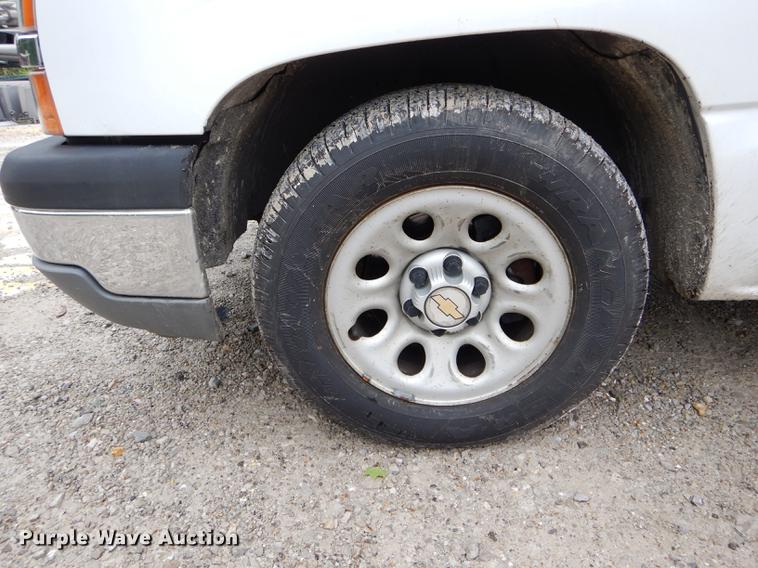 image for item DE8372 2005 Chevrolet Silverado 1500 pickup truck