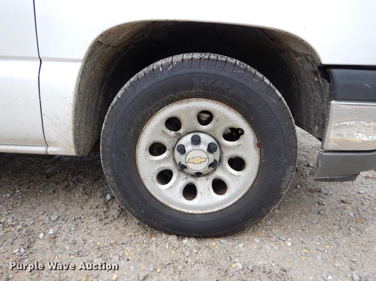 image for item DE8372 2005 Chevrolet Silverado 1500 pickup truck