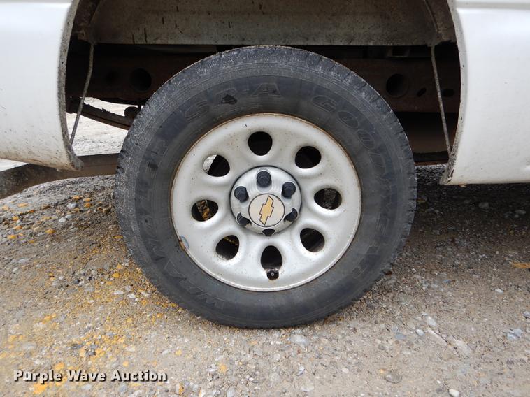 image for item DE8372 2005 Chevrolet Silverado 1500 pickup truck