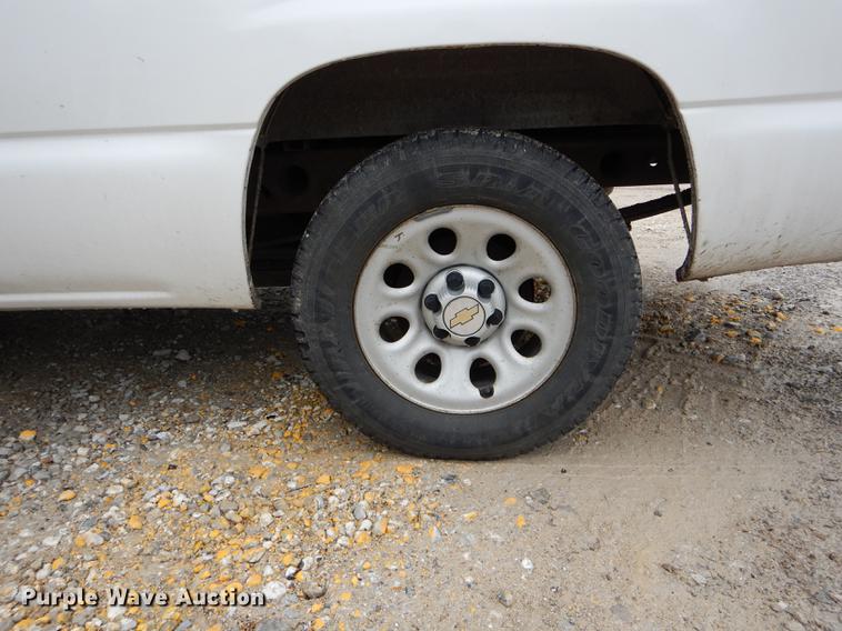 image for item DE8372 2005 Chevrolet Silverado 1500 pickup truck