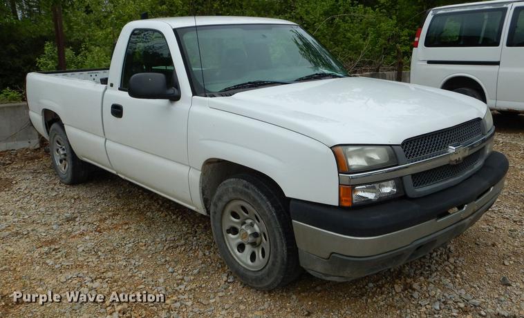 image for item DE8376 2005 Chevrolet Silverado 1500 pickup truck