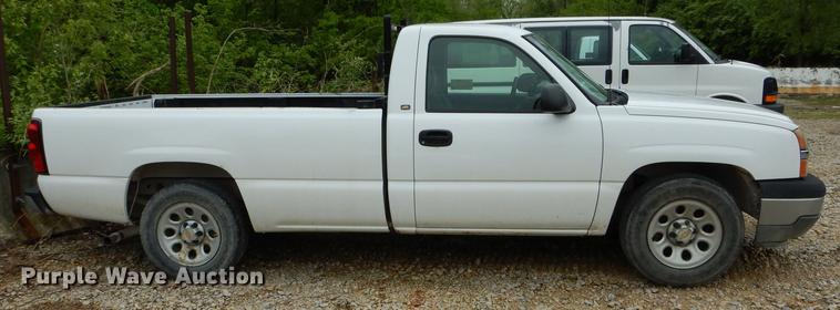 image for item DE8376 2005 Chevrolet Silverado 1500 pickup truck