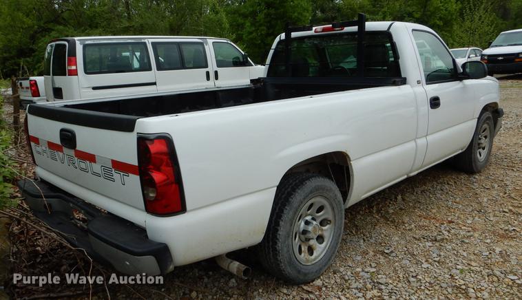 image for item DE8376 2005 Chevrolet Silverado 1500 pickup truck