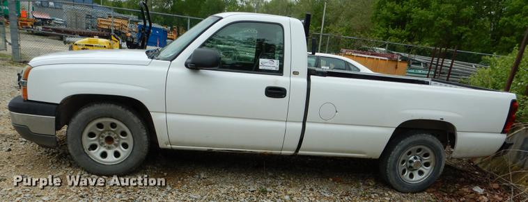 image for item DE8376 2005 Chevrolet Silverado 1500 pickup truck