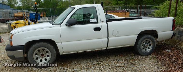 image for item DE8376 2005 Chevrolet Silverado 1500 pickup truck