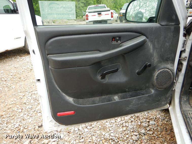 image for item DE8376 2005 Chevrolet Silverado 1500 pickup truck