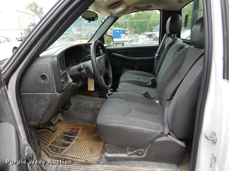 image for item DE8376 2005 Chevrolet Silverado 1500 pickup truck