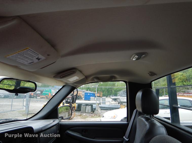 image for item DE8376 2005 Chevrolet Silverado 1500 pickup truck